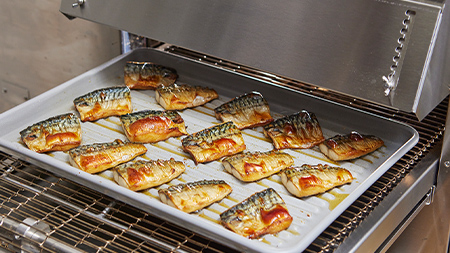鹽烤鯖魚。短時間內完成最佳且均一的烤色。