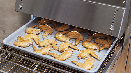 烤雞翅。高效且均勻地烘烤成品。