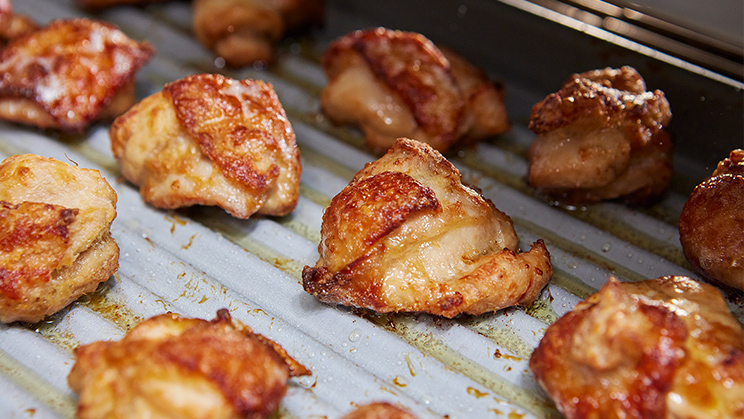 When using a grooved pan, excess oil falls into the grooves, producing healthier, non-fry fried chicken.